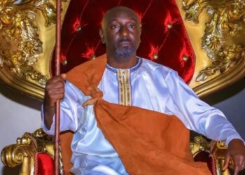 Gazetari në Uganda bëhet mbret i Toro-s, pason kushëririn që u kurorëzua në moshën 3-vjeçare