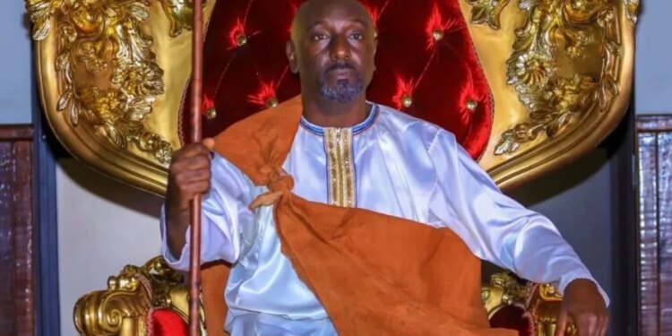 Gazetari në Uganda bëhet mbret i Toro-s, pason kushëririn që u kurorëzua në moshën 3-vjeçare