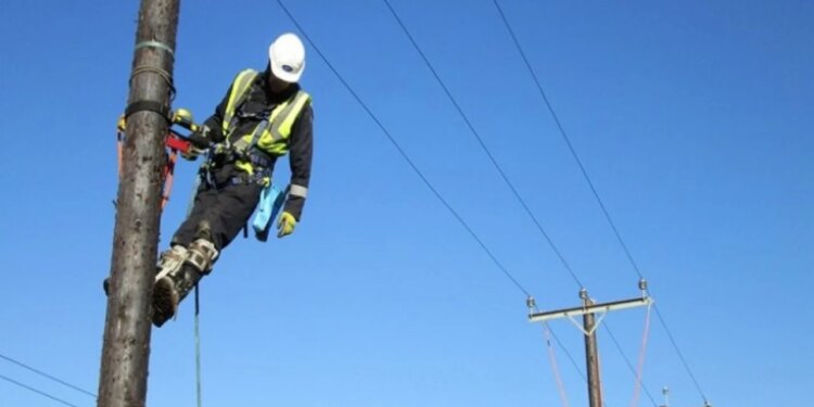 Gjatë riparimit të linjës elektrike ra në kontakt me energjinë dhe humbi jetën 32-vjeçari në Belsh