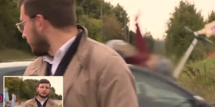 Gjatë transmetimit direkt, 14-vjeçarja përplaset nga makina ndërsa gazetari raportonte për vdekjen e 3-vjeçarit në një aksident tragjik