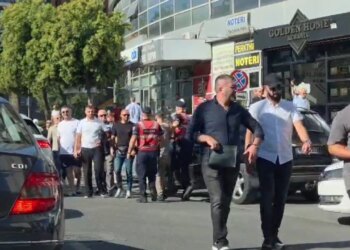 Gjatë tubimit të djeshëm cënuan perimetrin e sigurisë në shkolla; arrestohen 12 protestues, procedohen 15 të tjerë