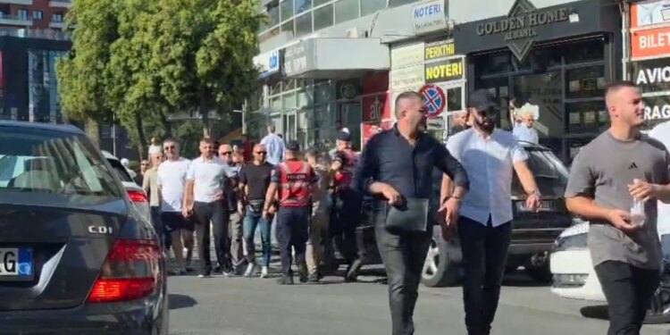 Gjatë tubimit të djeshëm cënuan perimetrin e sigurisë në shkolla; arrestohen 12 protestues, procedohen 15 të tjerë