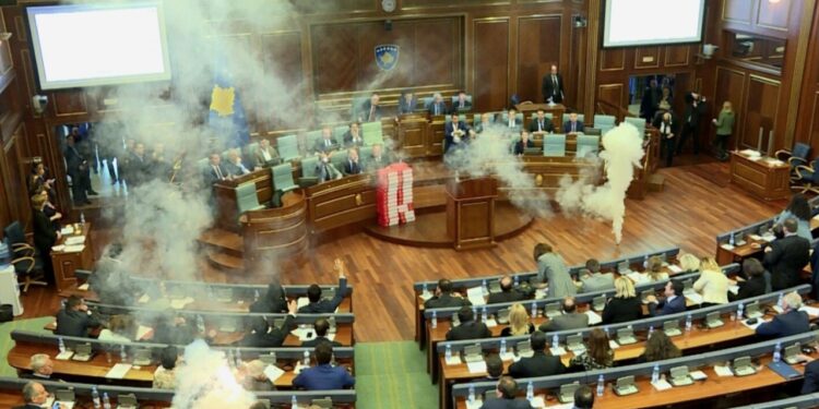 Gjykata Themelore e Prishtinës shpall fajtor ministrin Sveçla për hedhjen e gazit lotsjellës në Kuvend para 6 vitesh