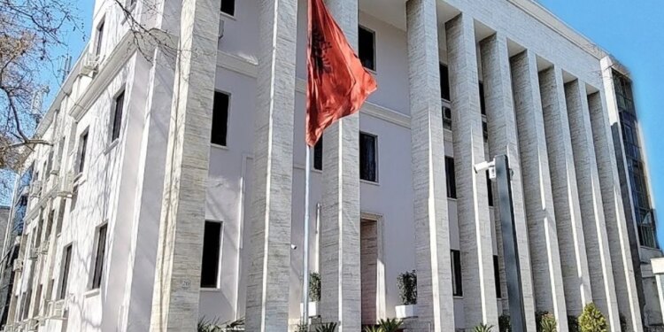 Gjykata e Lartë kundërshton projektligjin për pagat e magjistratëve: Kuvendi të mos e votojë