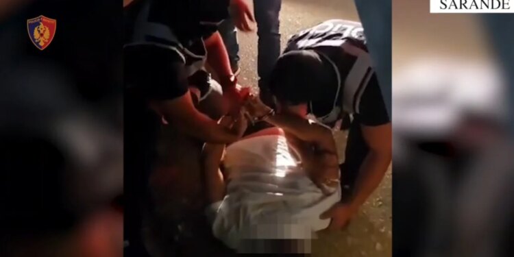 Goditet rrjeti i drogës në Sarandë, 20 të arrestuar; sekuestrohen kokainë, kanabis dhe dy pistoleta