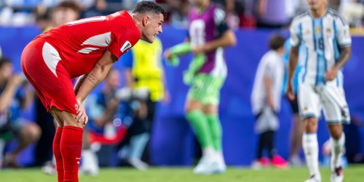 Granit Xhaka pranon fajin dhe largohet nga Kombëtarja, por nuk dorëzon shiritin e kapitenit