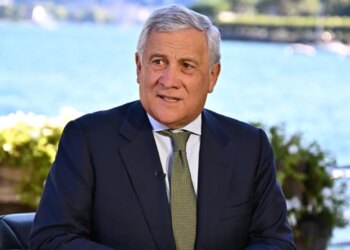 Gratë me funde të gjata janë nëna më të mira, shkakton zemërim në Itali, deputetet protestojnë me minifunde