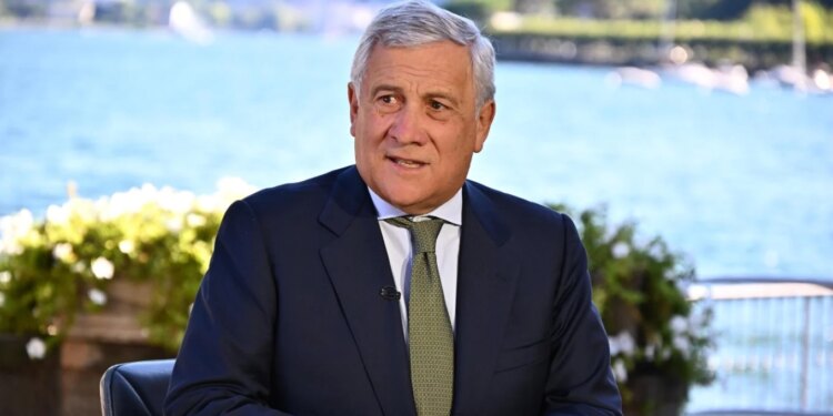 Gratë me funde të gjata janë nëna më të mira, shkakton zemërim në Itali, deputetet protestojnë me minifunde