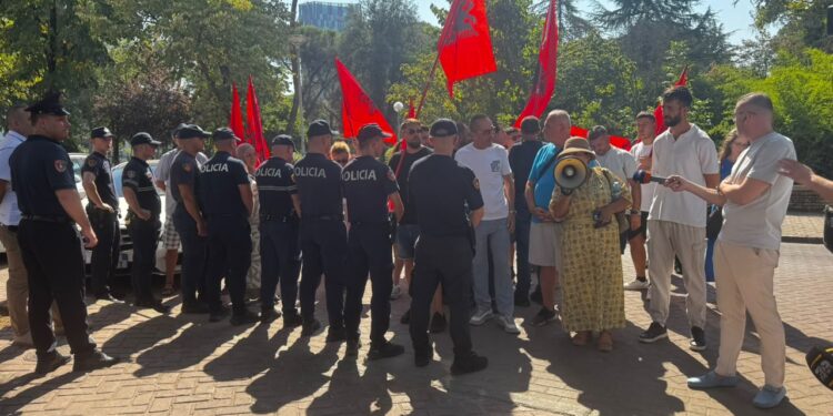Grup tubuesish mblidhen te Kryesia e Kuvendit, kërkojnë protestë masive pasdite te Parlamenti