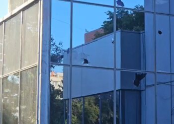 Haga vendos për liderët e UÇK-së; protestues gjuajnë gurë në godinën qeveritare në Prishtinë, arrestohet, tubim para Parlamentit