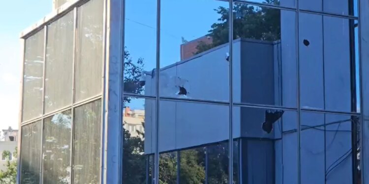Haga vendos për liderët e UÇK-së; protestues gjuajnë gurë në godinën qeveritare në Prishtinë, arrestohet, tubim para Parlamentit