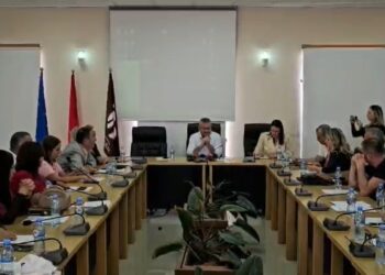 Harta e re territoriale: Këshilli Bashkiak i Cërrikut abstenon me shumicë votash për bashkimin me Elbasanin