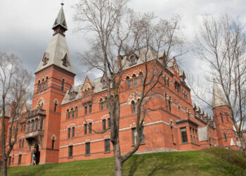 Hetimi për akuzën e përdhunimit në grup në Universitetin Cornell rihapet, studentja pretendon se ishte droguar