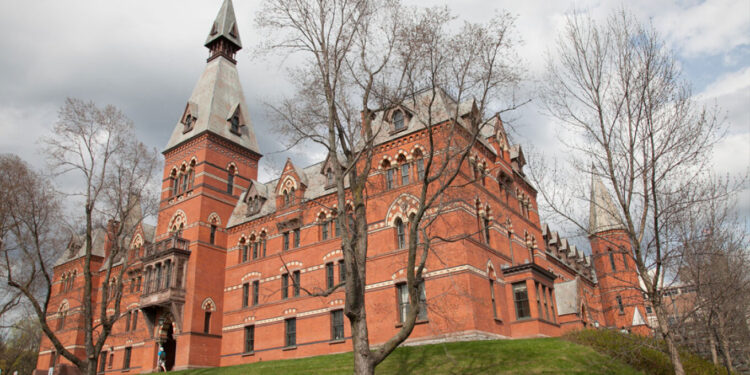 Hetimi për akuzën e përdhunimit në grup në Universitetin Cornell rihapet, studentja pretendon se ishte droguar