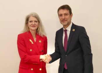 Hoxha takohet me Nënsekretaren e shtetit, ministri: Fokus mbi mbrojtjen, sigurinë, NATO dhe interesat e përbashkëta