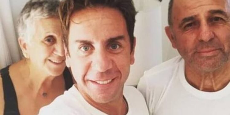 I biri ndërroi jetë në klinikë private, nëna e Giorgos Mazonakis dërgon mesazh të fortë
