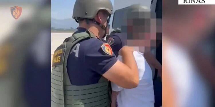 I shpallur në kërkim ndërkombëtar, 30-vjeçari shqiptar ekstradohet nga Dubai; zbardhen akuzat