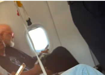 FOTO- ‘Mos u kthe më në Shqipëri’/ Edi Rama sulmon me thonj dhe kërcënon emigrantin shqiptar në avion