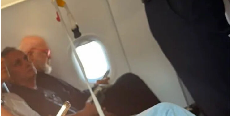 FOTO- ‘Mos u kthe më në Shqipëri’/ Edi Rama sulmon me thonj dhe kërcënon emigrantin shqiptar në avion