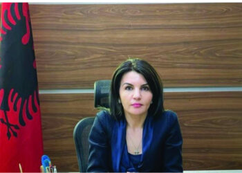 Elidjana Çelaj vendos kritere absurde për të fituar një tender  në AKUM: Duhet të kesh 100 punëtorë dhe 46 makineri që shpallesh fitues