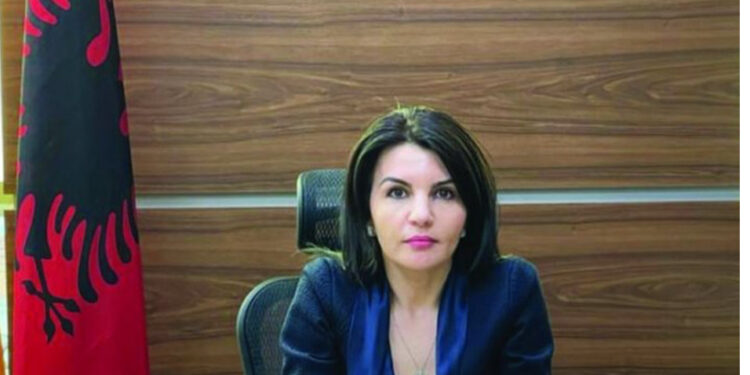 Elidjana Çelaj vendos kritere absurde për të fituar një tender në AKUM: Duhet të kesh 100 punëtorë dhe 46 makineri që shpallesh fitues