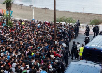 Incidente të rënda në Ceuta: mijëra emigrantë në rrugët e qytetit për një vend në kampin e ri