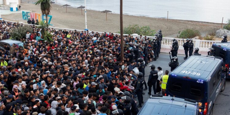 Incidente të rënda në Ceuta: mijëra emigrantë në rrugët e qytetit për një vend në kampin e ri