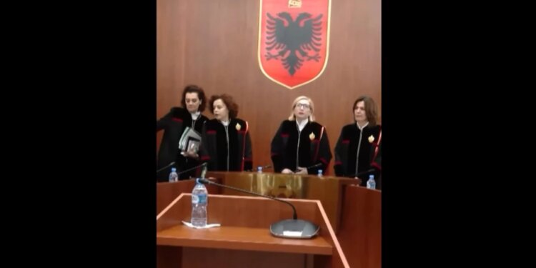Inside Story: Magjistratët vendosën vetë pagat, ish-ministri e quajti revoltë sindikaliste dhe banditizëm legal