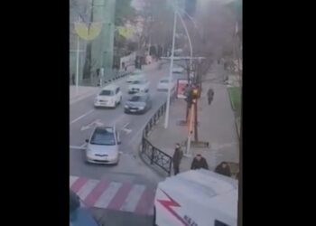 Inside Story/ Momentet shokuese: polici i bën shenjë të ndalojë, shoferi merr përpara çiklistin te vijat e bardha