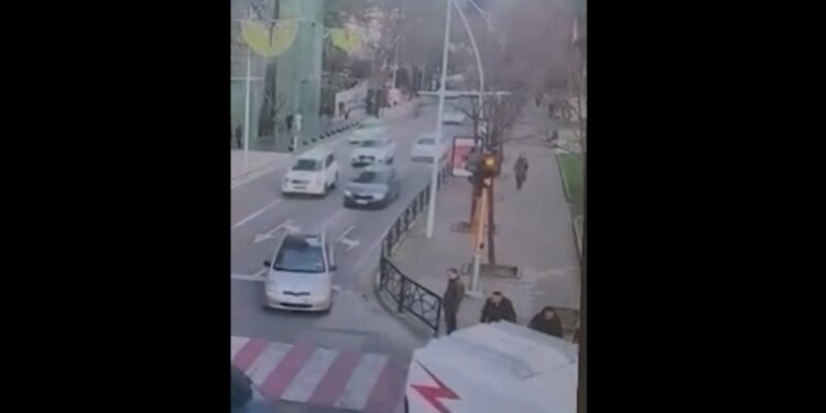 Inside Story/ Momentet shokuese: polici i bën shenjë të ndalojë, shoferi merr përpara çiklistin te vijat e bardha