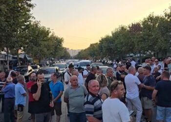 Ish-Këneta proteston, banorët bllokojnë rrugën në Durrës: Përmbytjet përsëriten, nuk kemi marrë dëmshpërblimet