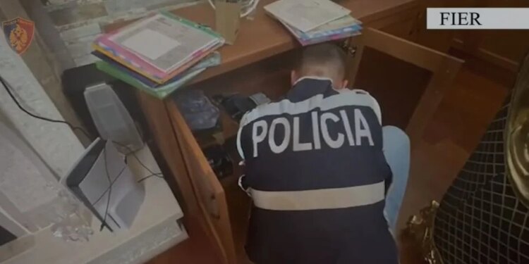 Ish-drejtori i ASHK-së Fier dhe 2 të tjerë arrestohen për falsifikim dokumentesh dhe përfitim të padrejtë të pronave