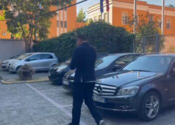 Ish-drejtori i Policisë së Shtetit Ilir Proda paraqitet në SPAK pak orë pas kontrollit në banesën e tij