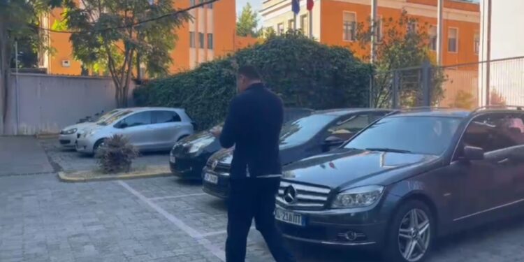 Ish-drejtori i Policisë së Shtetit Ilir Proda paraqitet në SPAK pak orë pas kontrollit në banesën e tij