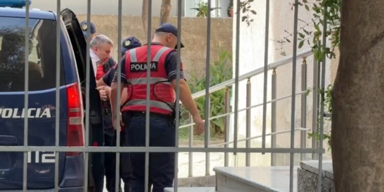 Ish-drejtuesit e ASHK-së në Fier dalin para gjykatës, dyshohen për përvetësim të 1143 ha me dokumente të falsifikuara