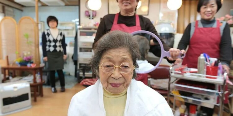 Japonia thyen rekorde, kalon për herë të parë shifrën e 100 mijë personave mbi 100 vjeç, shumica gra
