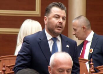Jeni të frikësuar nga vezët — Kapri për përjashtimin e Agron Shehajt: Dhunoni zërin e opozitës në këtë sallë