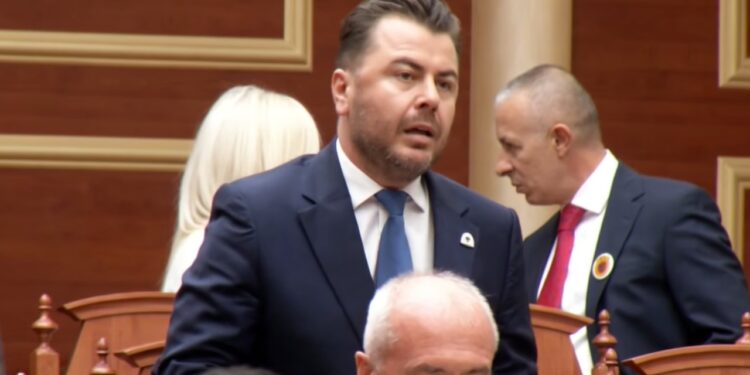 Jeni të frikësuar nga vezët — Kapri për përjashtimin e Agron Shehajt: Dhunoni zërin e opozitës në këtë sallë