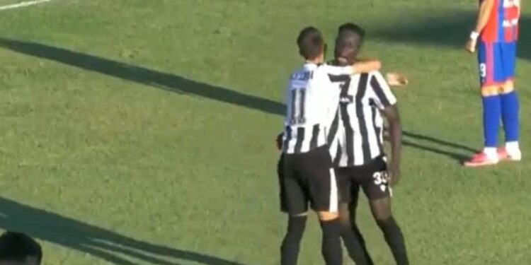 Kaos në Kurbin: Vllaznia me 10 lojtarë, arbitri zbraz stadiumin, Laçi merr 3 pikë