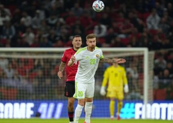 Kapiteni bjellorus pranon skandalin në fushë: E shava arbitrin! Atmosfera e tifozëve shqiptarë ishte çmenduri