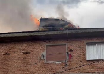 Kasollja mbi çatinë e një pallati në Korçë merr zjarr, policia dhe shërbimet zjarrfikëse në vendngjarje