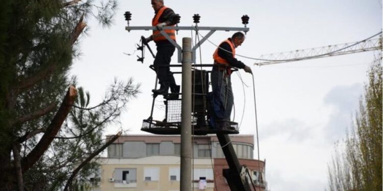 Katër ditë pa energji elektrike, OST njofton ndërprerje të gjata në disa zona të Elbasanit; oraret e lajmëruara
