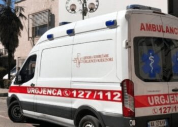 Katër punonjës të bashkisë së Tropojës i zë korrenti gjatë vendosjes së ndriçimit në trotuar, një i vdekur