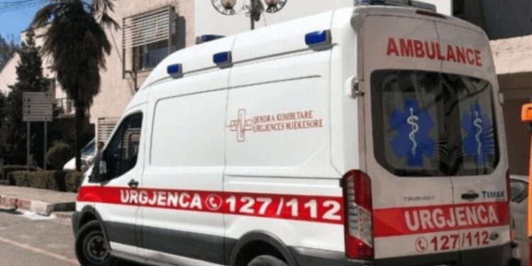 Katër punonjës të bashkisë së Tropojës i zë korrenti gjatë vendosjes së ndriçimit në trotuar, një i vdekur