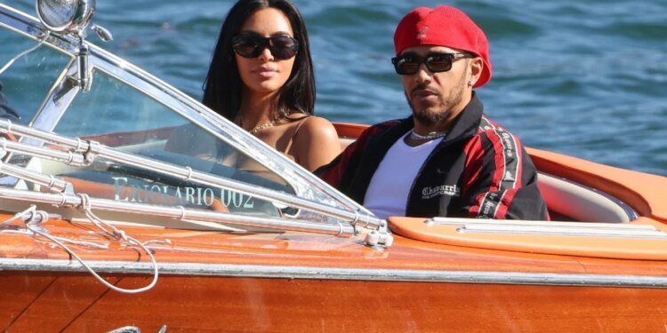 Kim Kardashian dhe Lewis Hamilton, arratisje romantike në Liqenin e Komos; çifti fotografohet në një varkë