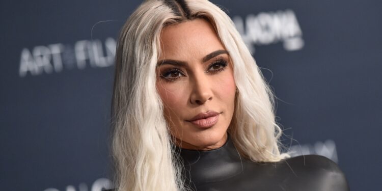 Kim Kardashian merr vetëm 1 euro dëmshpërblim për grabitjen në Paris; i vodhën edhe unazën 4 milionë dollarëshe