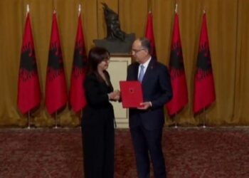 Klodiana Spahiu betohet në presidencë si ministre e re e Shëndetësisë dhe merr pjesë në mbledhjen e qeverisë