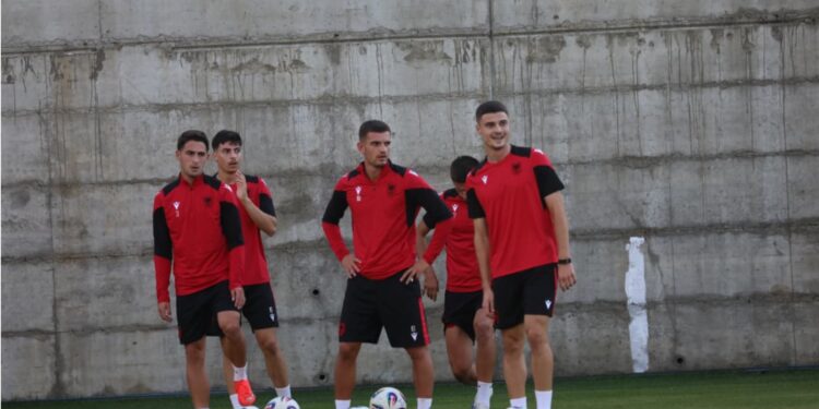 Kombëtarja U21 nis grumbullimin për miqësoren me Ukrainën, lista e futbollistëve ndryshon