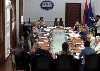 Komisioni 'Manja' s’bindet nga argumentet e institucioneve të drejtësisë; 'Ligjet' çojnë në Kuvend projektligjin e pagave të magjistratëve