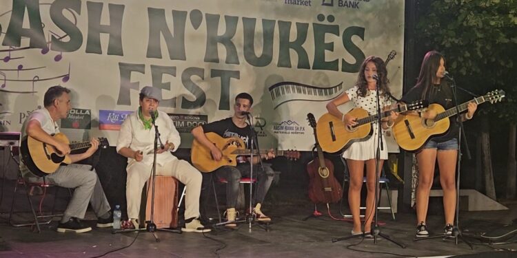 Koncerti Bash n’Kukës: nata që bëri bashkë brezat, magjia e muzikës pa playback mblodhi qindra qytetarë në shesh